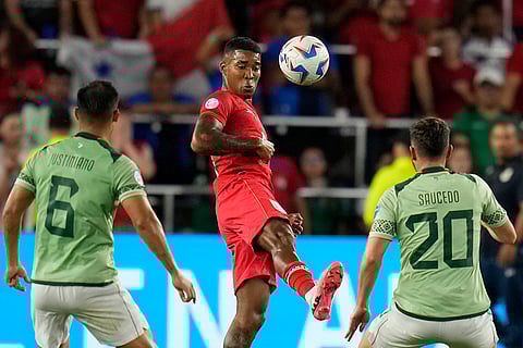 Eduardo Guerrero tries controls the ball past Leonel Justiniano